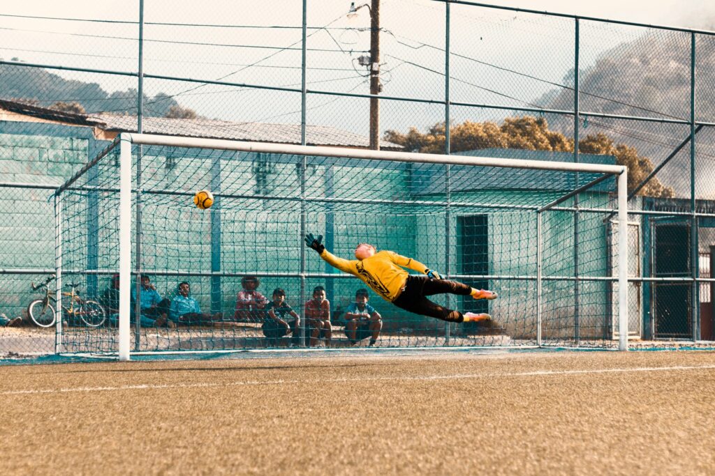 El portero de San Juan FC, Tienes que crear tu propia suerte.-Fabien Barthez, illustrating the importance of having a target like the 4.7% Rule.