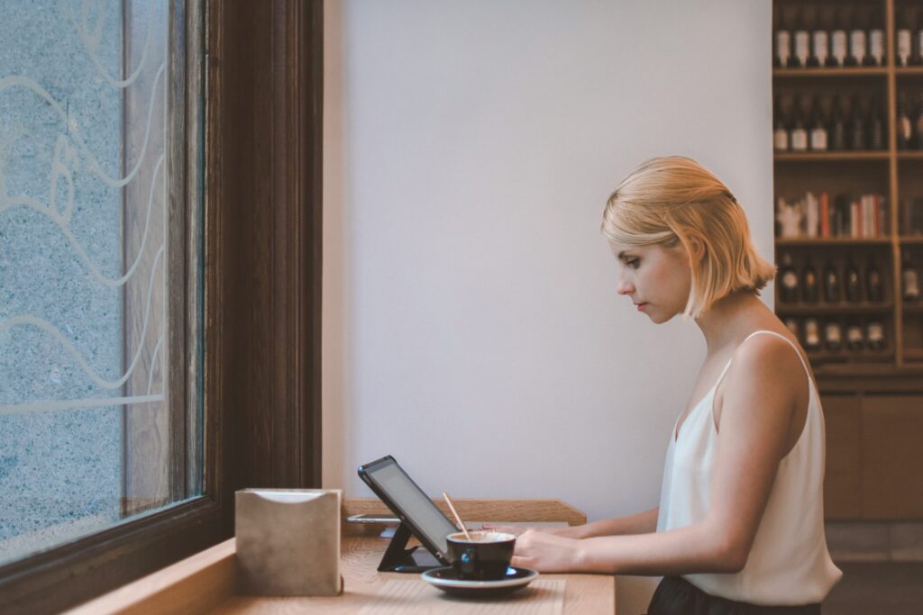 woman at computer working on a budget to pay off debt.